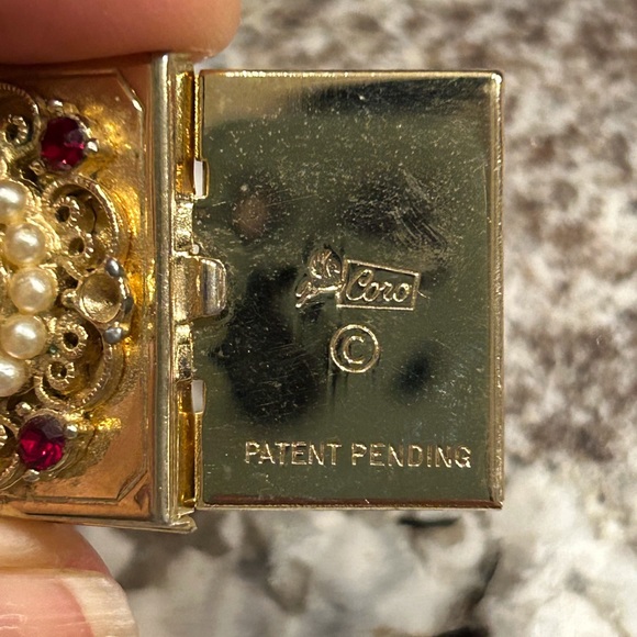 Coro Picture Locket Lapel Brooch - Picture 3 of 3